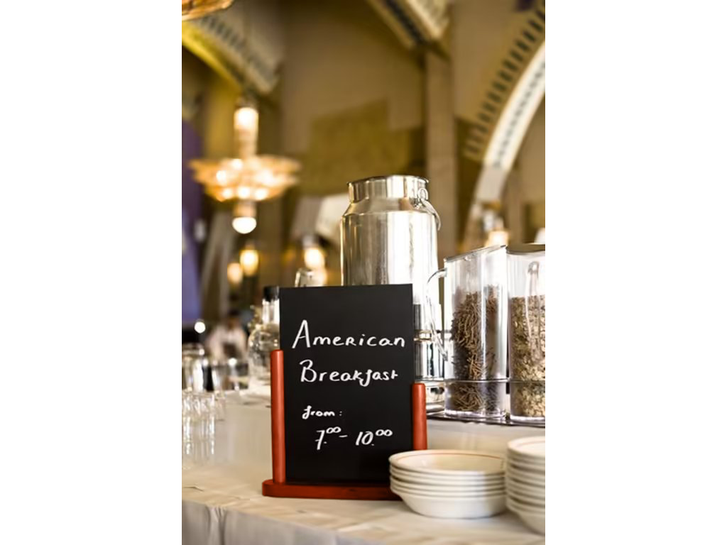 stojan_s_tabulkou_stolovy_mahagon_velky