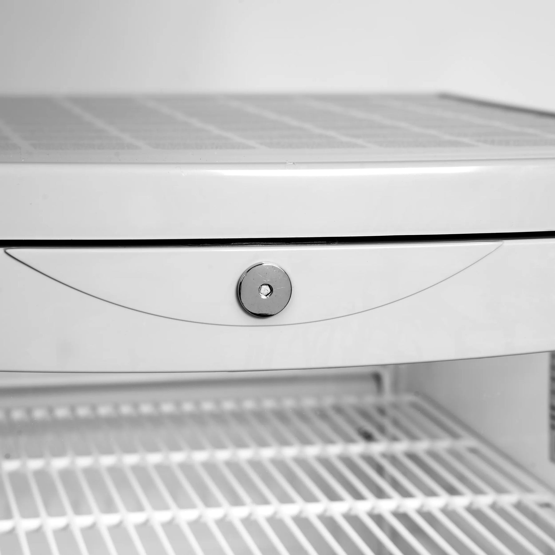 chladnicka_presklena_biela_109_l_02