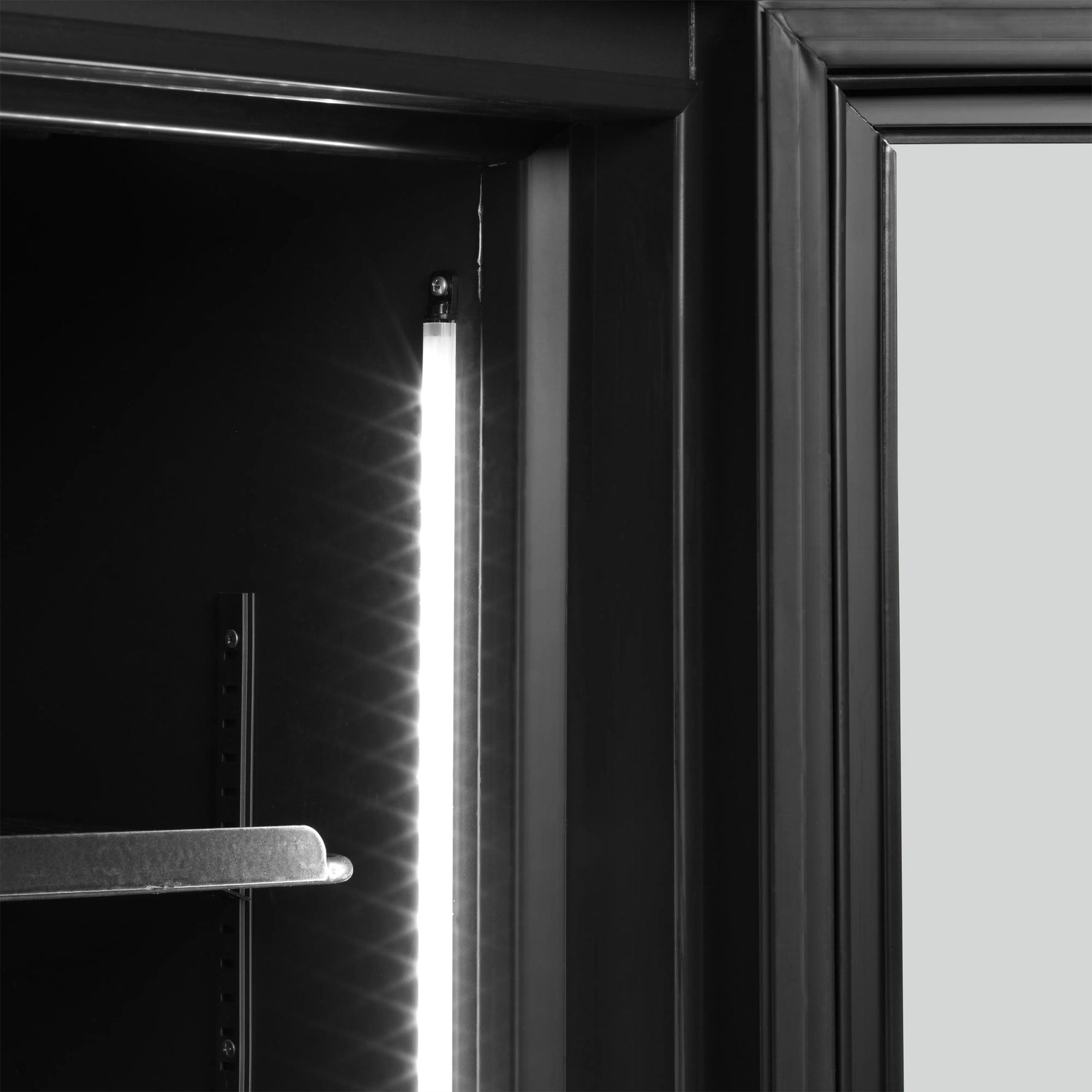 chladnicka_presklena_cierna_796_l_04